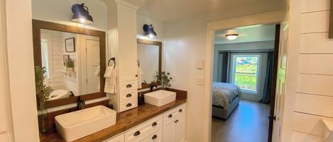 6 bedrooms, desk, iron/ironing board, travel crib