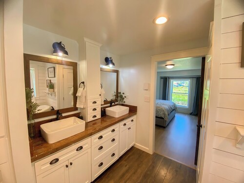 6BR Cozy Farmhouse Retreat w/ Sunset Views & Fun
Minutes from Train to Seattle