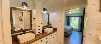 6BR Cozy Farmhouse Retreat w/ Sunset Views & Fun
Minutes from Train to Seattle
