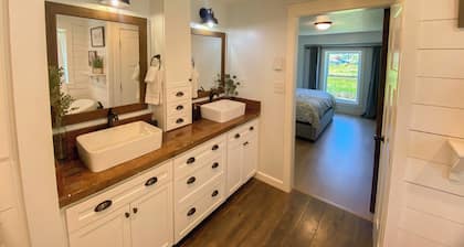 6BR Cozy Farmhouse Retreat w/ Sunset Views & Fun
Minutes from Train to Seattle