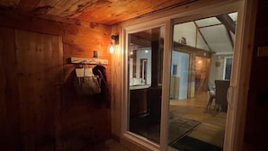 Ein gemütlicher Holzraum mit einer Schiebeglasdoor zum Balkon.