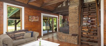 Cabin on the Crook: private, pet friendly residence alongside a nature preserve