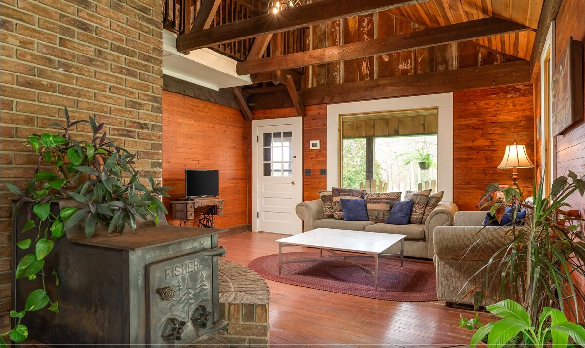 Cabin on the Crook: private, pet friendly residence alongside a nature preserve