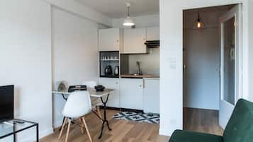 Refrigerador, microondas, parrilla de estufa y cafetera y tetera