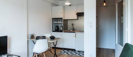 Fridge, microwave, stovetop, coffee/tea maker