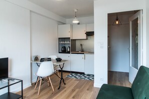 Réfrigérateur, micro-ondes, plaque de cuisson, cafetière/bouilloire