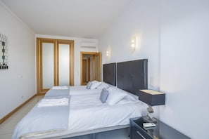 1 quarto, cofres nos quartos, ferros/tábuas de passar roupa