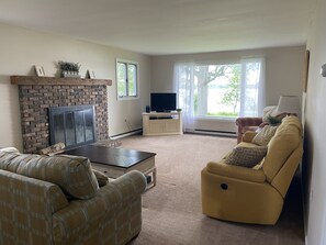 TV, lettore DVD, libri