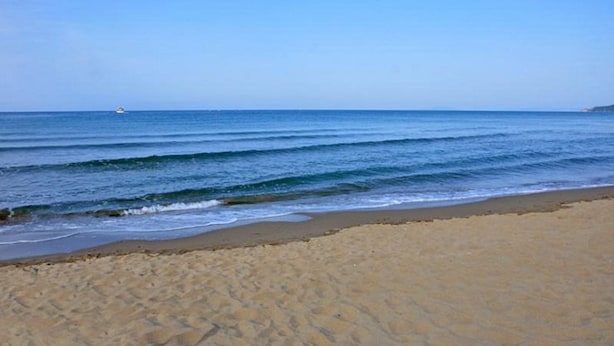A sandy beach with gentle waves and a clear sky. - A few steps from the sea (Marina di Grosseto)