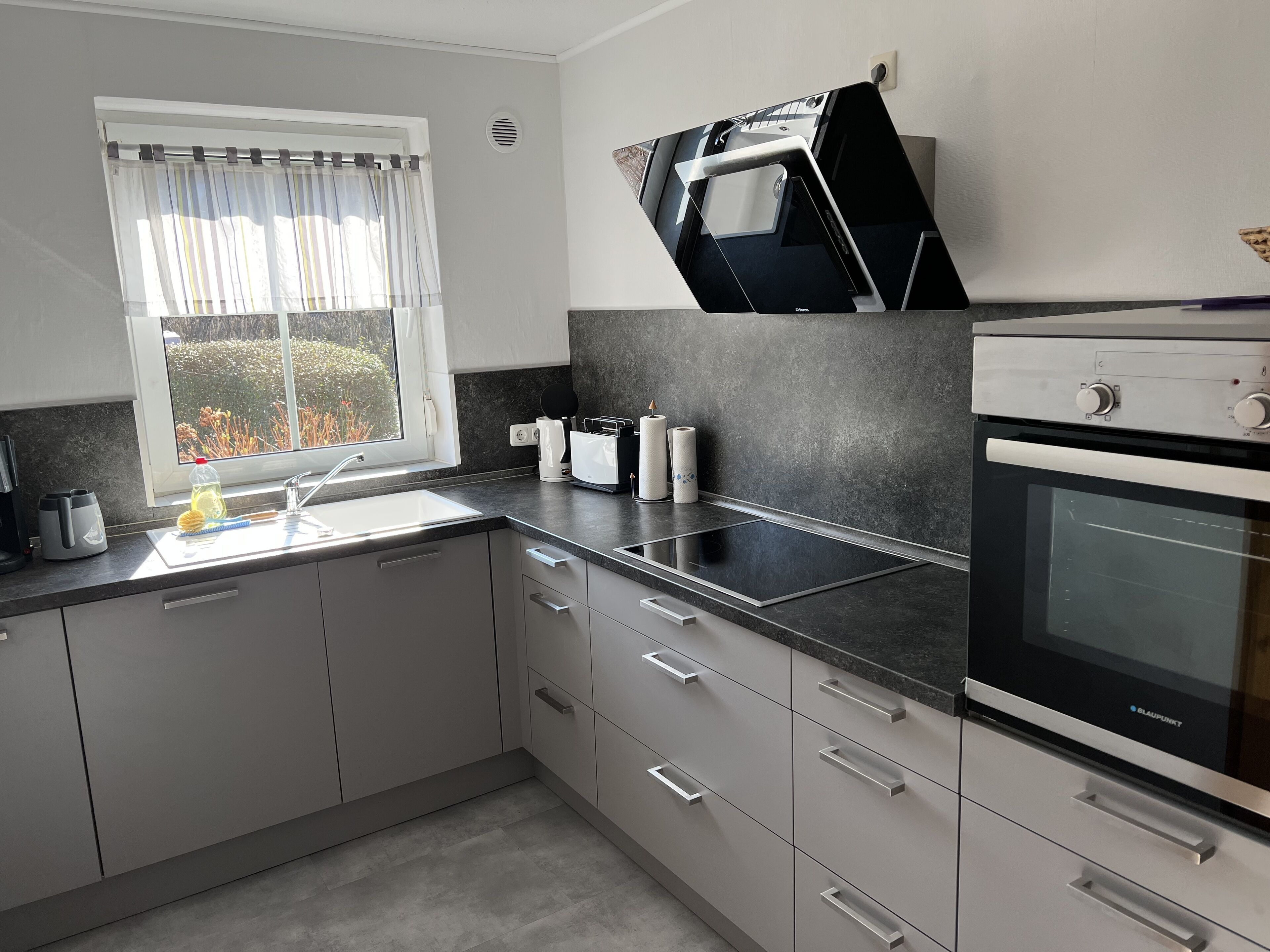 冷蔵庫、オーブン、コンロ、食器洗い機