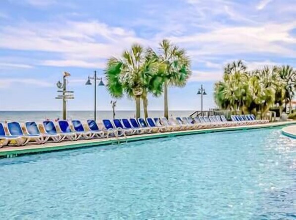 Een binnenzwembad en een verwarmd zwembad