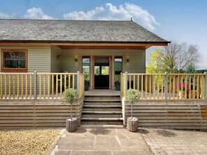 Exterior - A attractive and spacious Lodge with the River Eamont running beside it. (Pooley Bridge, Ullswater)