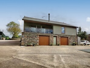 Exterior - A attractive and spacious Lodge with the River Eamont running beside it. (Pooley Bridge, Ullswater)