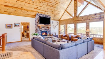 Smart TV, chimenea y futbolito