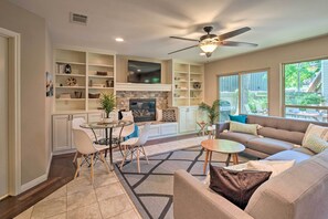 하우스, 침대(여러 개), 벽난로, 정원 전망 | 거실 | TV, 벽난로