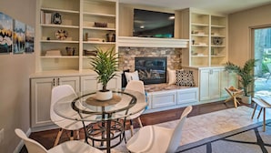 บ้านพัก, หลายเตียง, เตาผิง, วิวสวน | ห้องนั่งเล่น | ทีวี, เตาผิง