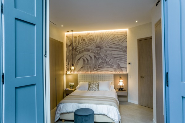 1 dormitori, escriptori i planxa i posts de planxar