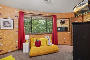 Smart-TV, Kamin, Videospiele, Bücher