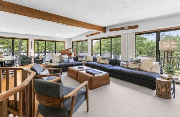 Smart TV, fireplace, books, stereo