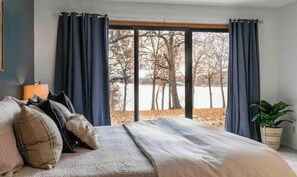 5 chambres, bureau, fer et planche à repasser, lit de bébé portatif