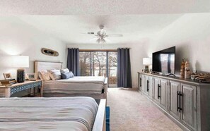 5 bedrooms, desk, iron/ironing board, travel cot - Lake Front Home with the Best Views on Table Rock Lake. Sleeps 16  (Kimberling City)
