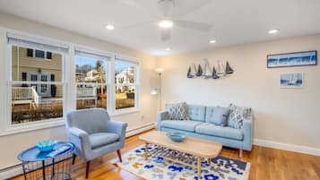 Ferienhaus (Blue Hour) | Wohnzimmer | Smart-TV