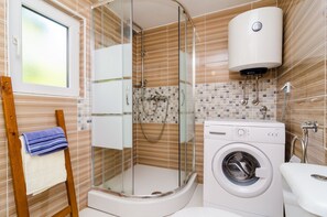 Shower, free toiletries, hair dryer, towels - Apartment Jasmin - One Bedroom Apartment with Balcony and Garden View (Dubrovnik)