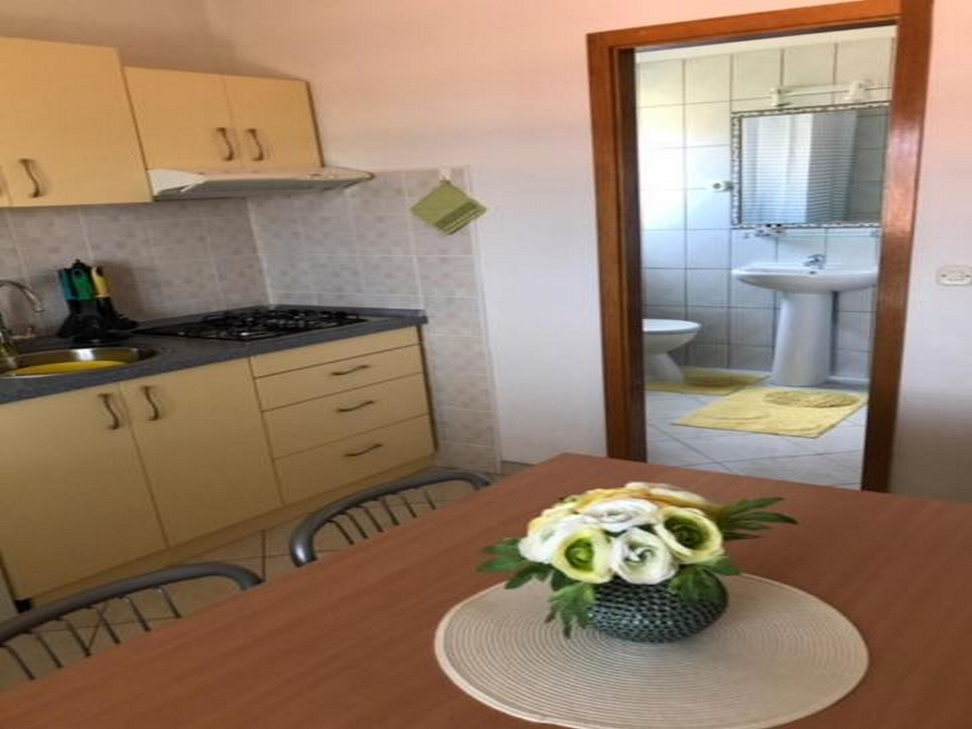 Kjøleskap, kokeplater, kaffetrakter/tekoker og brødrister