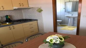 Fridge, stovetop, coffee/tea maker, toaster