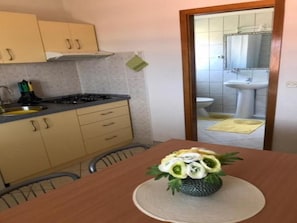 Frigorifero, piano cottura, macchina per tè/caffè, tostapane