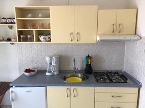 Frigorifero, piano cottura, macchina per tè/caffè, tostapane