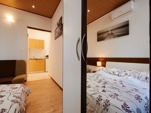 1 bedroom, WiFi, bed sheets - Apartments Vujina - Studio 2 (Kastel Stafilic)