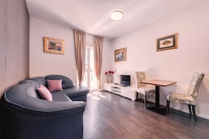 TV - City Apartments Lani - One Bedroom Apartment with Balcony (Dubrovnik)