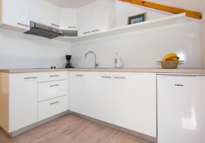 Een koelkast, een magnetron, een koffiezetapparaat/waterkoker