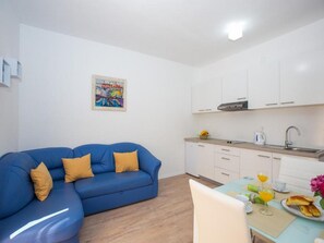 TV - City Apartments Lani - One Bedroom Apartment with Balcony (Dubrovnik)