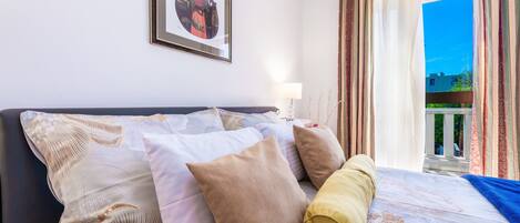 1 bedroom, iron/ironing board, internet, bed sheets