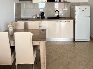 Fridge, oven, stovetop, coffee/tea maker