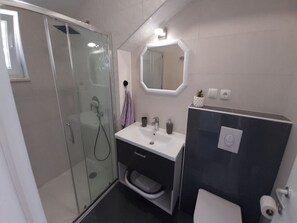 Douche, sèche-cheveux, serviettes fournies