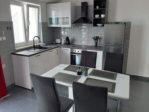 Kühlschrank, Ofen, Geschirrspüler, Wasserkocher mit Kaffee-/Teezubehör