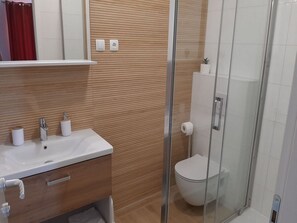Douche, sĂšche-cheveux, serviettes fournies