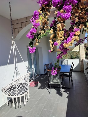 Outdoor dining - Apartment Grubišić - Two Bedroom Apartment With terrace (Šibenik)