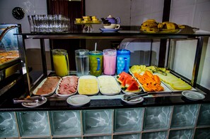 Free daily full breakfast - Pousada Emcanto (Mangaratiba)