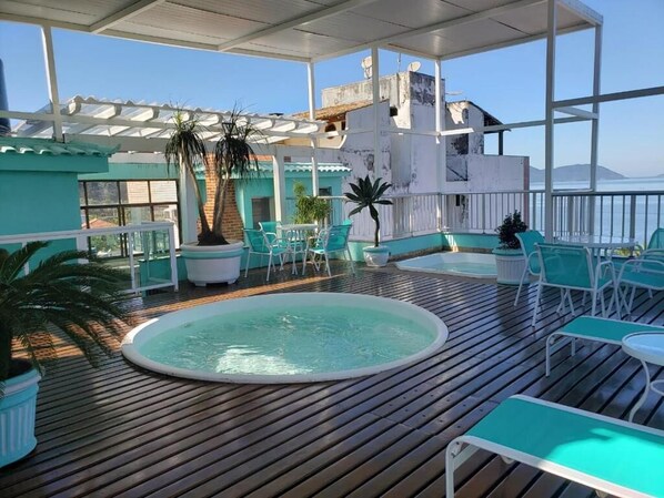 Außenpool, geöffnet von 09:00 Uhr bis 20:30 Uhr, Liegestühle