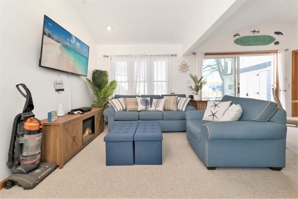 WATER FRONT BEACH BUNGALOW- SLEEPS 6   FIREPIT. GAME ROOM GAZEBO. 