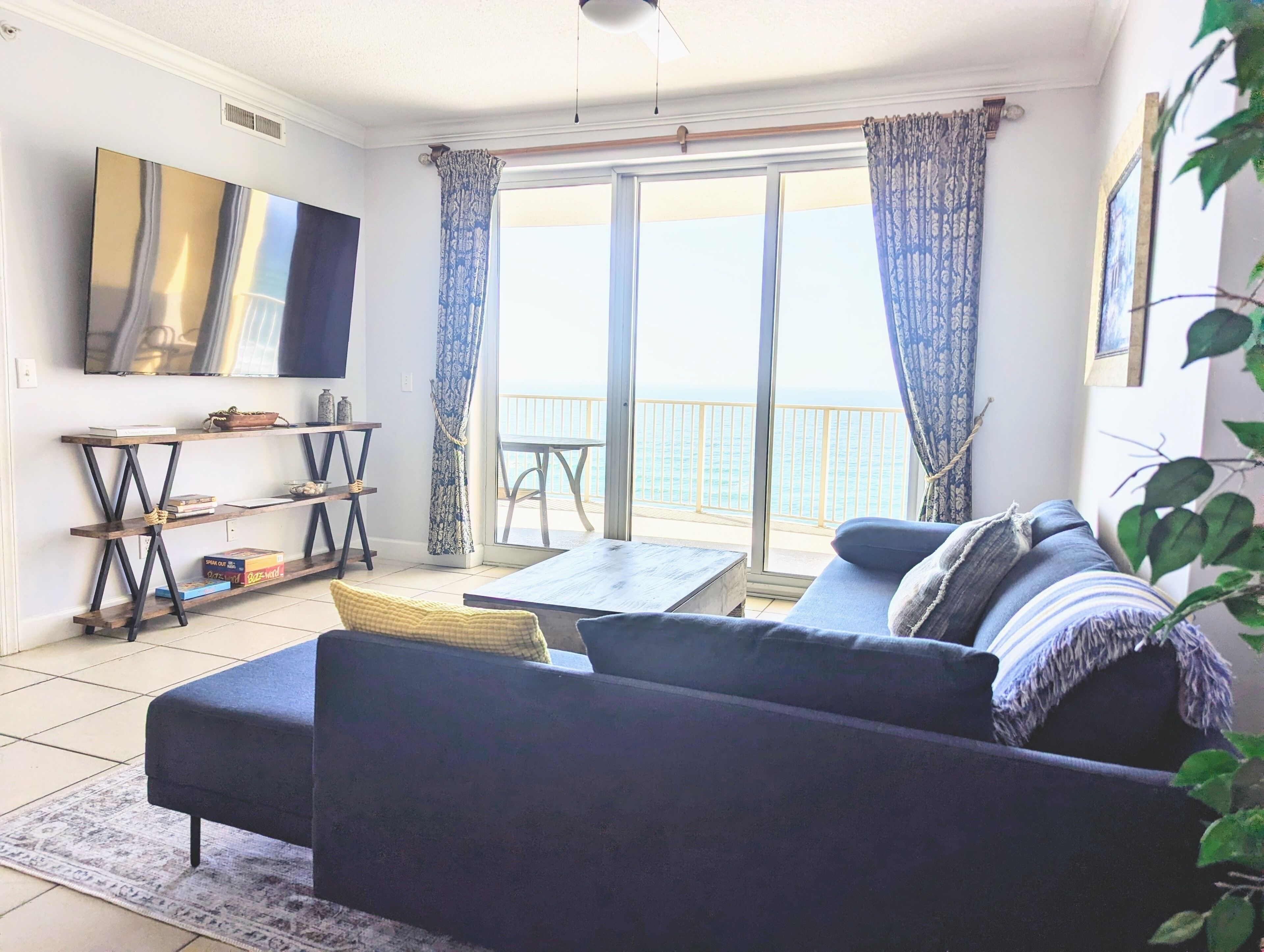 Huge Beachfront Balcony. Sunrise & Sunset