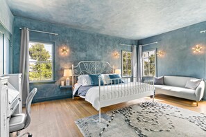 4 bedrooms, desk, iron/ironing board, travel cot - Hollywood Chic + Modern Comfort at Griffith Park (Los Angeles)