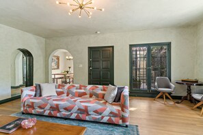 Smart TV, books, music library, stereo - Hollywood Chic + Modern Comfort at Griffith Park (Los Angeles)