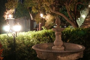 Property grounds - Hollywood Chic + Modern Comfort at Griffith Park (Los Angeles)