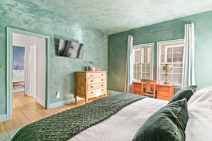 4 bedrooms, desk, iron/ironing board, travel crib
