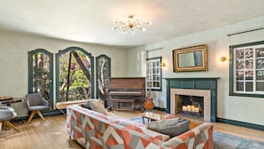 Unclassified image, 4 of 36, button - Hollywood Chic + Modern Comfort at Griffith Park (Los Angeles)